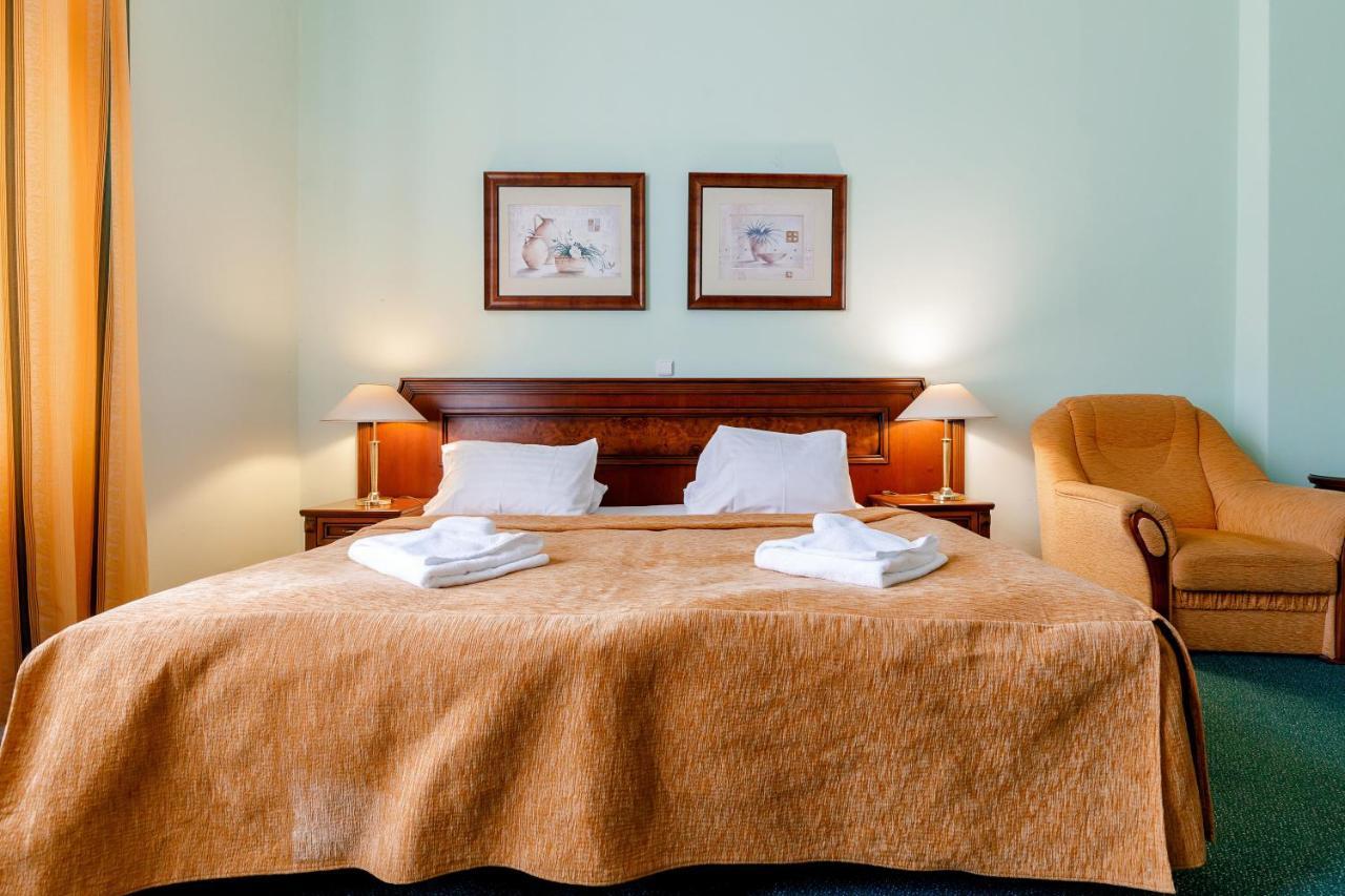 Hotel Ester Karlovy Vary Bagian luar foto