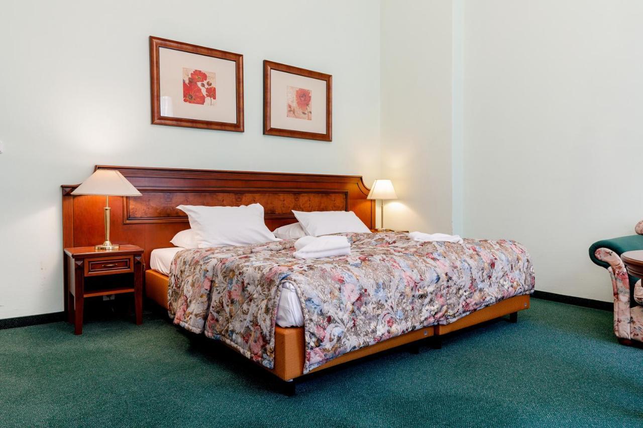 Hotel Ester Karlovy Vary Bagian luar foto