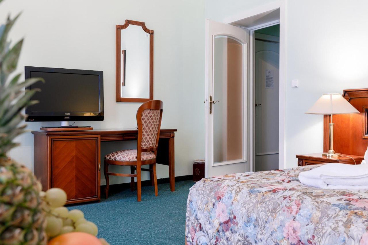 Hotel Ester Karlovy Vary Bagian luar foto